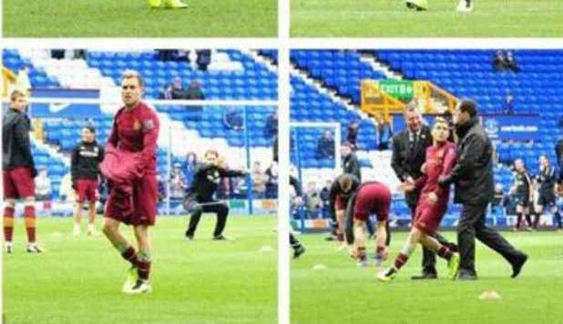 SI FINGE CALCIATORE DEL MANCHESTER CITY E SI SCALDA PER 20 MIN IN CAMPO - FOTO - 17/03/2013